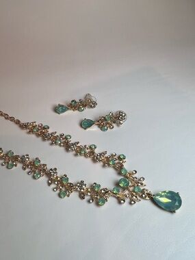 NEW rhinestone bridal gold-plated teardrop necklace and dangle earrings set